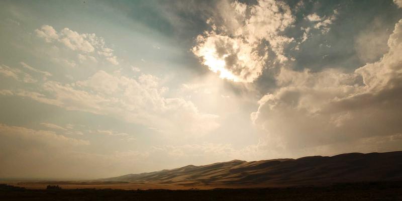 工业风设计网站如何建设高效站内搜索？维度网实战指南